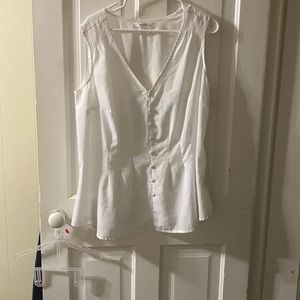 White faux button detail v neck sleeveless top, perfect for summer or vacay.